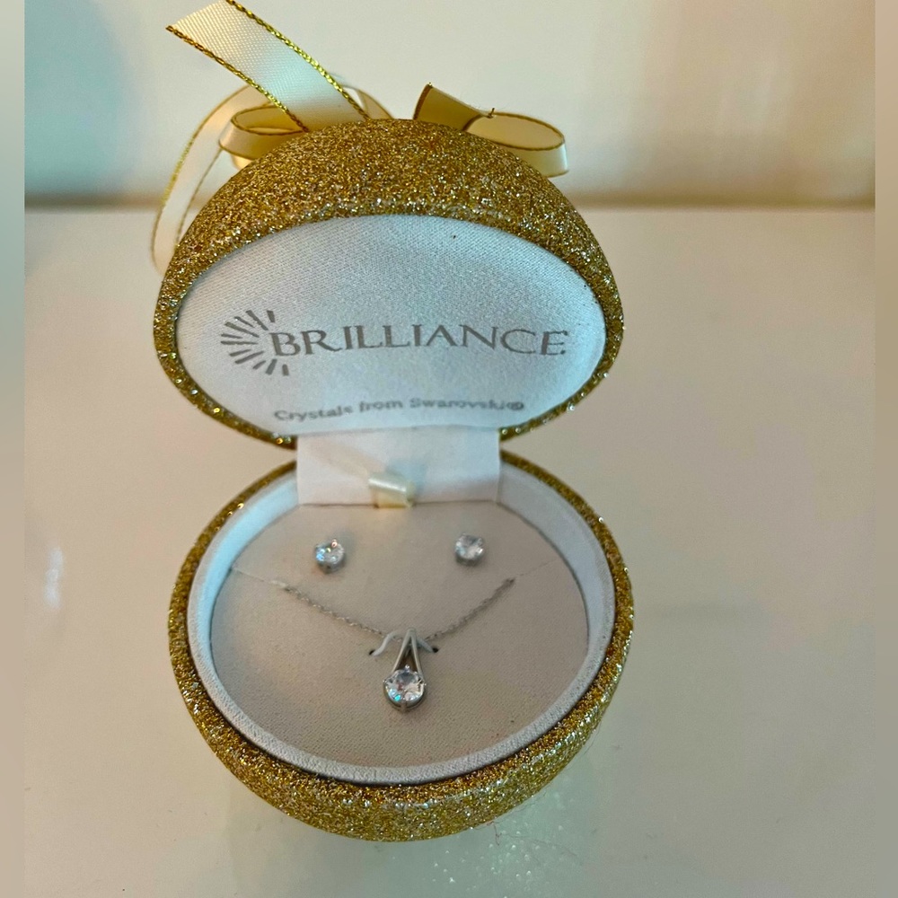 Beautiful white gold plated & zirconia set presented in Christmas Ornament case